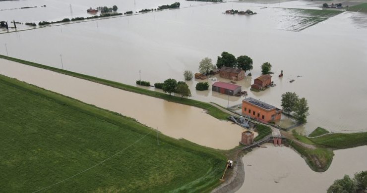 I danni dell'alluvione in Emilia Romagna mostrati in una foto panoramica. - Metropolinotizie.it