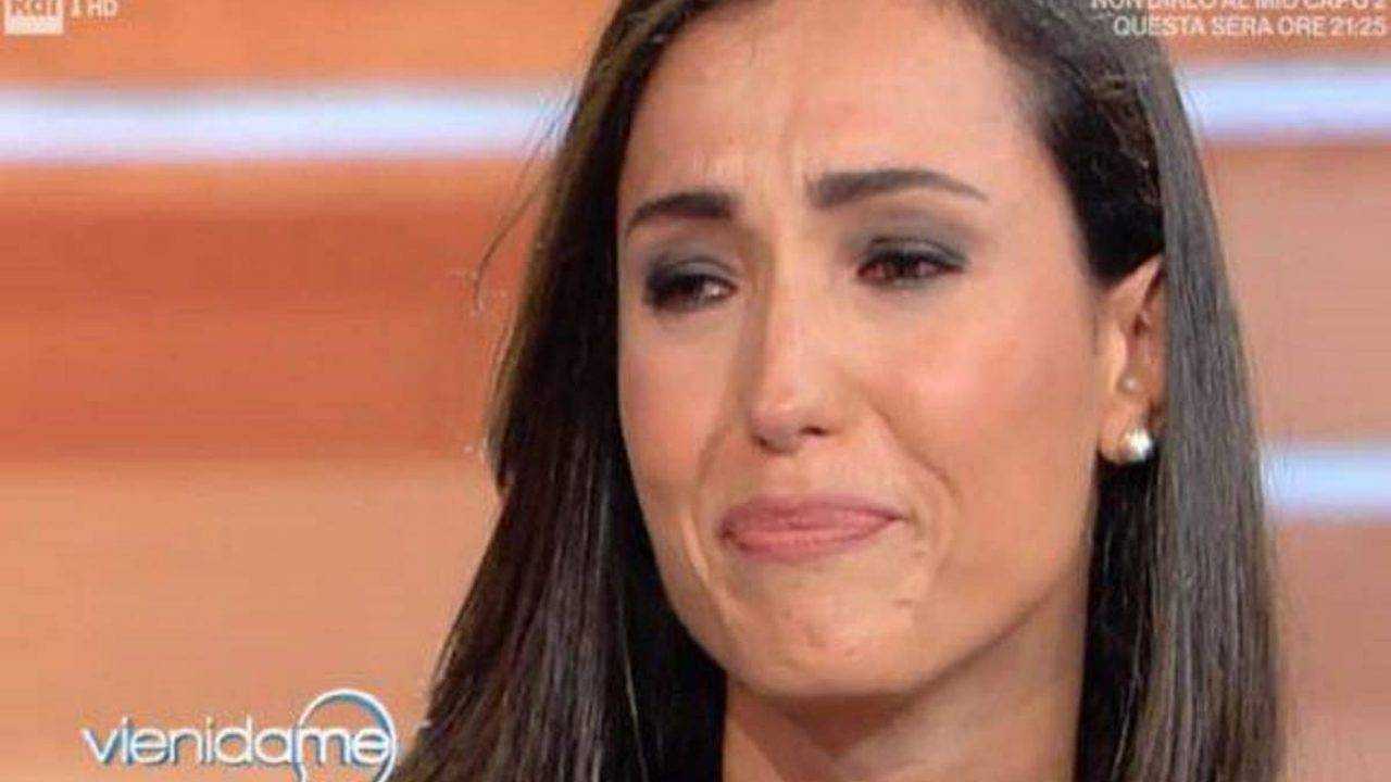 Caterina Balivo rimarca la propria vicinanza alle vittime del disastro ambientale. - Metropolinotizie.it