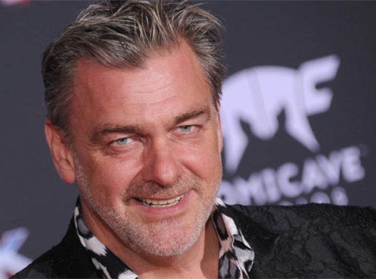 Ray Stevenson sul red carpet del film "Thor Ragnarok". L'attore era risalito alla ribalta per l'interpretazione del personaggio di Volstagg nella serie dedicata al supereroe nordico. - Metropolinotizie.it