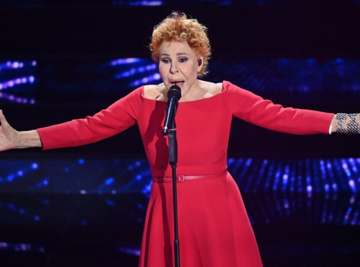 Ornella Vanoni sul palco di Sanremo nel 2023, in cui indossa un abito firmato Dior. (Foto: Rai) - Metropolinotizie.it