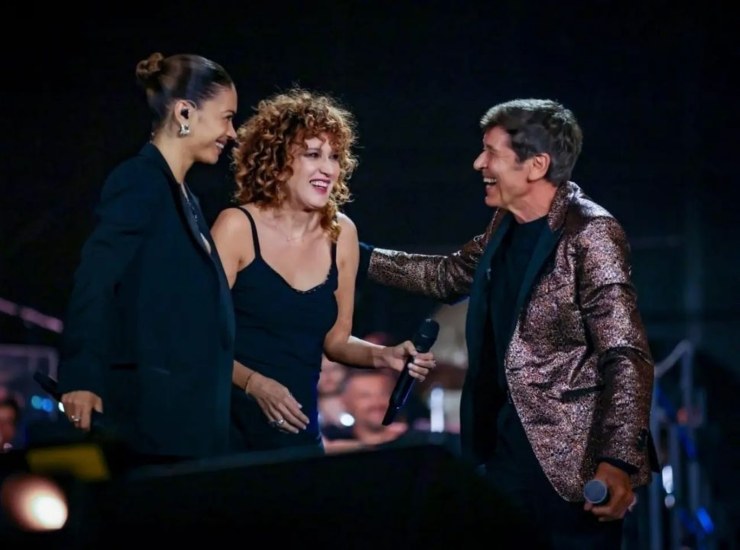 Fiorella Mannoia, Elodie e Gianni Morandi assieme sul palco della RCF Arena. (Foto: Instagram) - Metropolinotizie.it