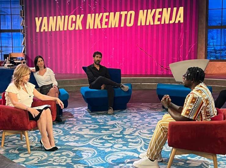 Serena Bortone alla conduzione di Oggi è un altro giorno; in studio con lei Yannick Nkemto Nkenja. (Foto: Instagram) - Metropolinotizie.it