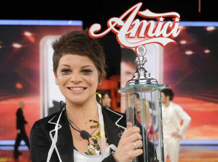 Alessandra Amoroso solleva il premio vinto la sera della finale di Amici 8. (Foto: Facebook) - Metropolinotizie.it