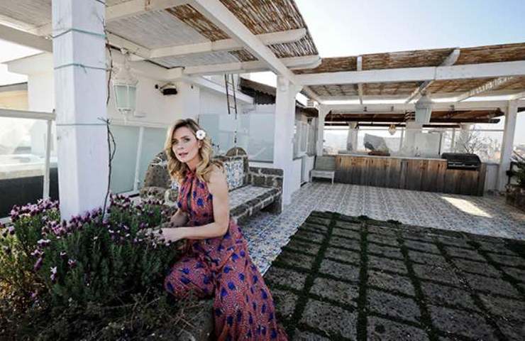 Serena Autieri sul terrazzo della casa di Napoli