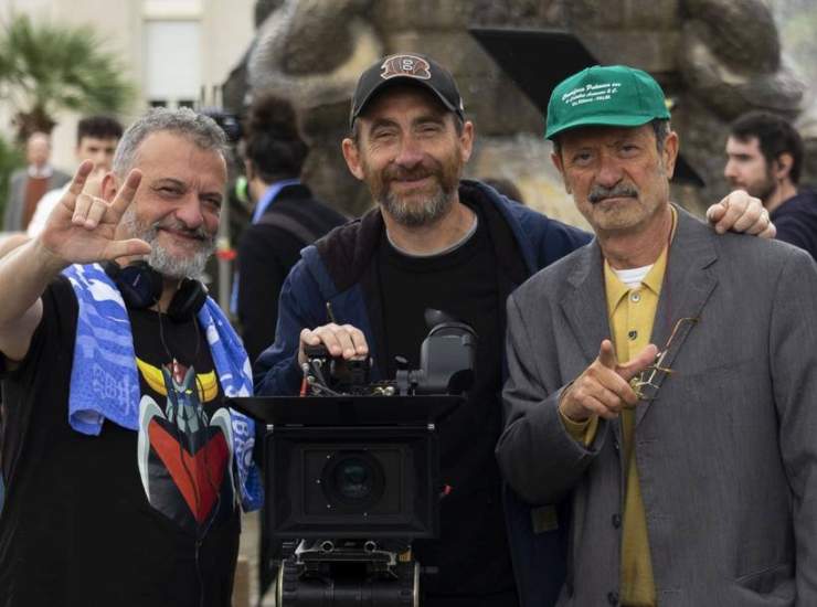 Papaleo assieme ai registi Manetti Bros. I tre stanno girando assieme il film U.S. Palmese. (Foto: Gazzetta) - Metropolinotizie.it