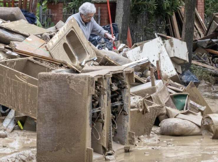 Proseguono i tentativi degli emiliani di sistemare i danni causati dall'alluvione 2023. - Metropolinotizie.it