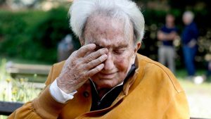 Emilio Fede in lacrime durante la sua ultima intervista. (Foto: LaPresse) - Metropolinotizie.it