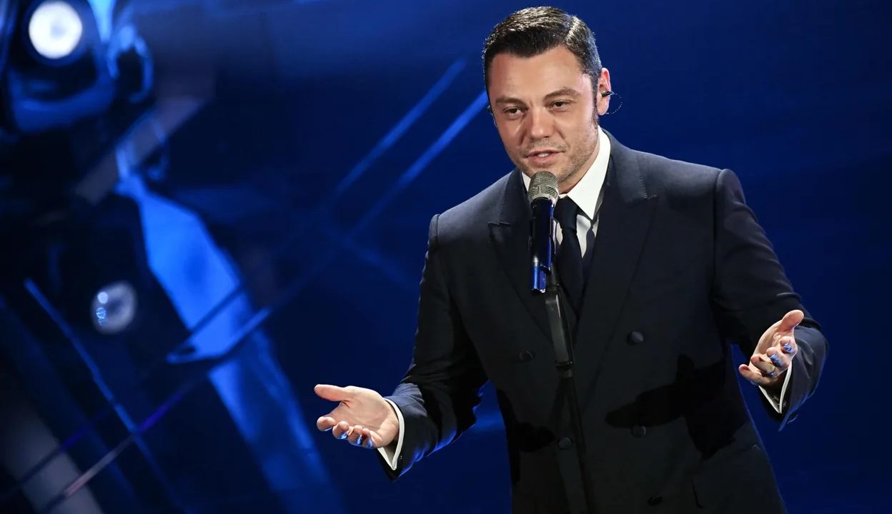 Tiziano Ferro sul palco dell'Ariston. Il cantante aveva portato un monologo contro la discriminazione. (Foto: Rai) - Metropolinotizie.it