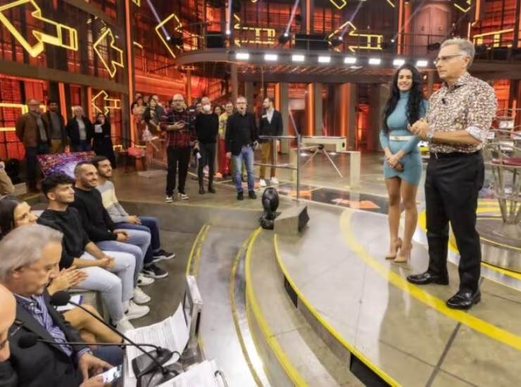 Bonolis negli studi del suo programma quiz "Avanti Un Altro", durante un'interazione col pubblico. (Foto: TV Sorrisi e Canzoni) - Metropolinotizie.it