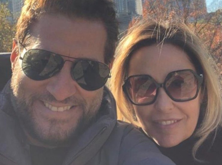 Enrico Papi in un selfie con la moglie Raffaella Schifino. (Foto: Instagram) - Metropolinotizie.it