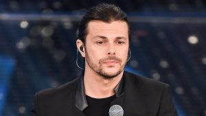 Il cantante Gianluca Grignani sul palco dell'Ariston. (Foto: Rai) - Metropolinotizie.it