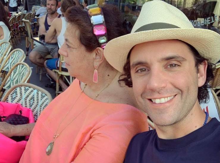 Mika in una foto pubblicata sui suoi profili social assieme alla mamma Joanie. (Foto: Instagram) - Metropolinotizie.it