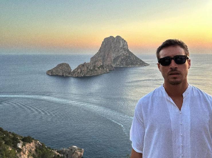 La foto che Antonino ha postato in accompagnamento al proprio post: sullo sfondo, Ibiza. (Foto: Instagram) - Metropolinotizie.it