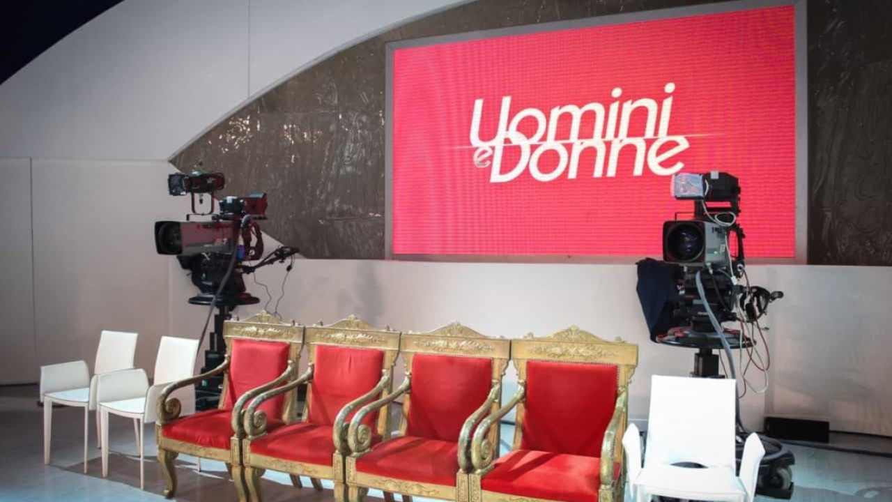 Lo studio di Uomini e Donne, il programma che accompagna i pomeriggi di Canale 5. (Foto: Mediaset) - Metropolinotizie.it