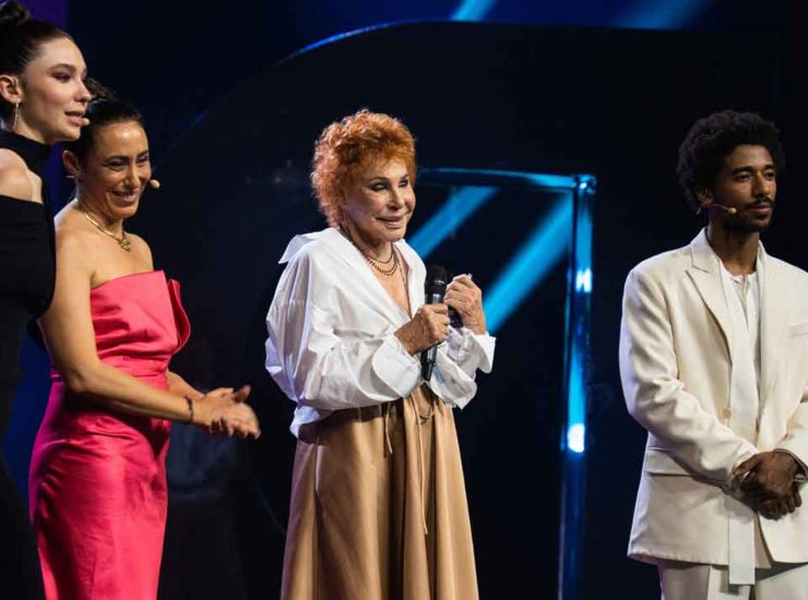 Ornella Vanoni sul palco del Diversity Media Awards assieme agli altri vincitori della serata. (Foto: Rai) - Metropolinotizie.it