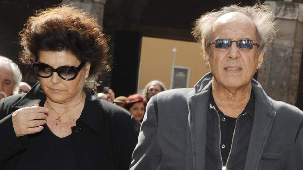 Il cantante Adriano Celentano assieme alla moglie Claudia Mori. (Foto: Ansa) - Metropolinotizie.it