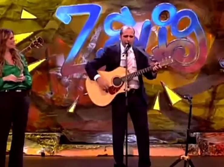 Un giovane Checco Zalone sul palco di Zelig, il programma che lo ha lanciato. (Foto: Mediaset) - Metropolinotizie.it