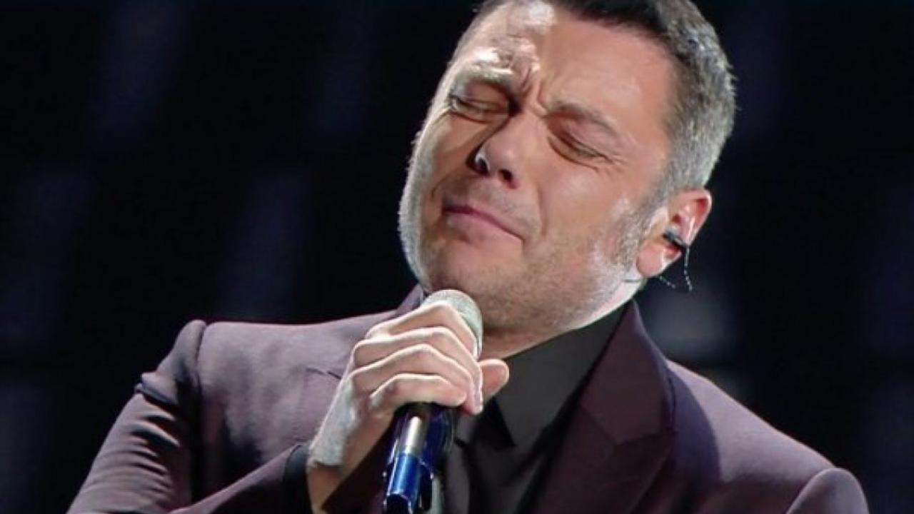 Il cantante romano Tiziano Ferro, lacrime sul palco. (Foto: Rai) - Metropolinotizie.it