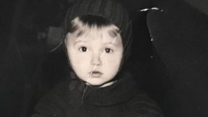 Un bambino biondo: oggi è famosissimo, lo riconoscete?