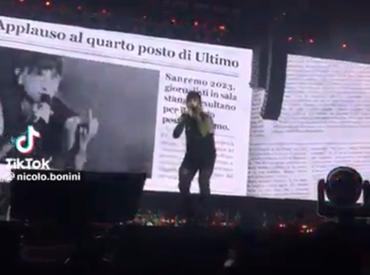 Una ripresa del gesto di Ultimo durante il concerto. (Foto: Tiktok) - Metropolinotizie.it