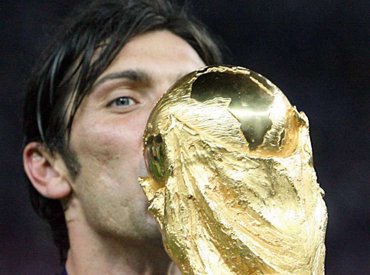 Gianluigi Buffon bacia la coppa del mondo vinta nel 2006. (ANSA) - Metropolinotizie.it