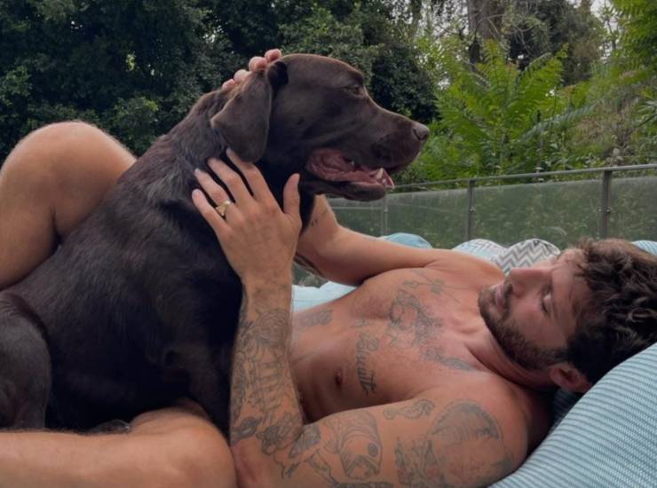 Stefano si rilassa assieme al suo cane in giardino. (Instagram) - Metropolinotizie.it