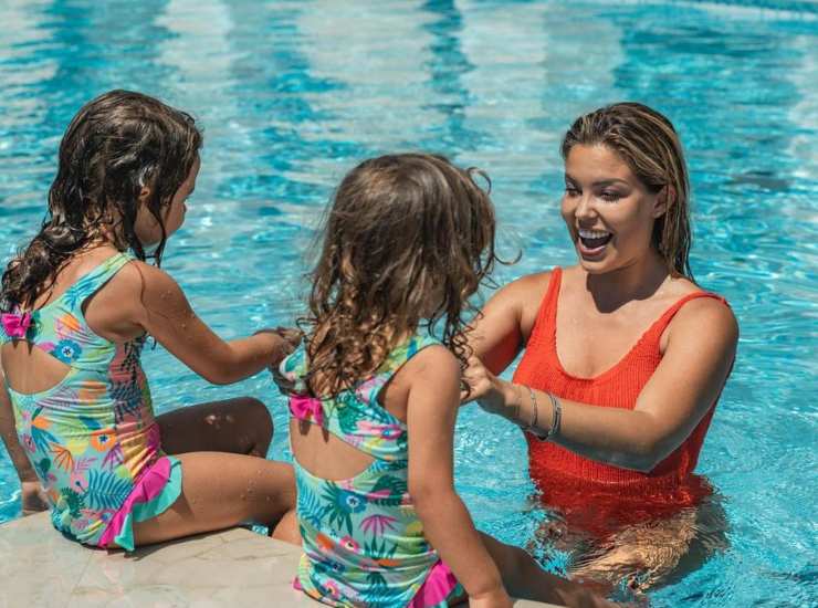 Costanza gioca in piscina con le piccole Stella e Isabel. (Instagram) - Metropolinotizie.it