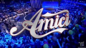 Logo di "Amici", il noto teen-reality di Canale 5. (Mediaset) - Metropolinotizie.it