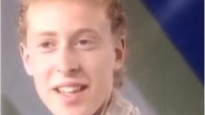 Un ragazzo ricciolino: di chi si tratta?