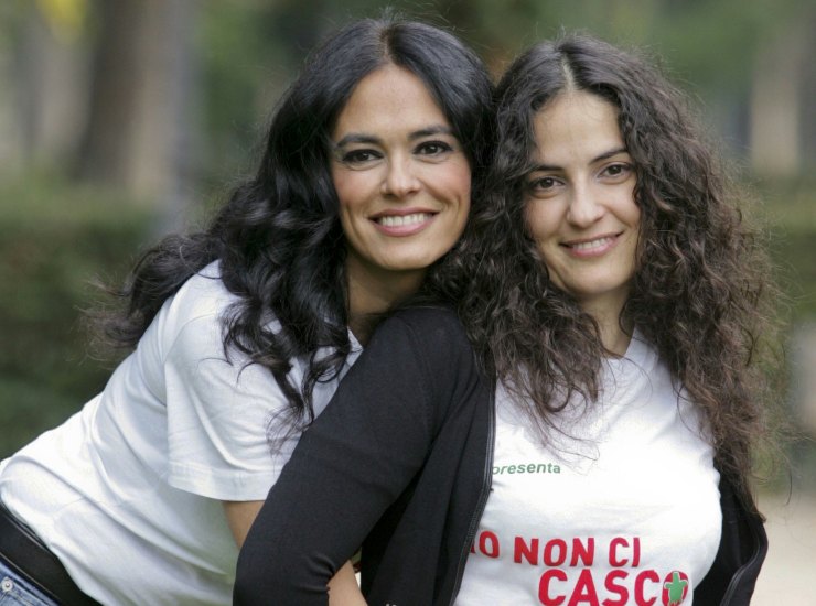 Maria Grazia Cucinotta assieme alla sorella Giovanna, detta Lilla, in una foto risalente al 2008. (ANSA) - Metropolinotizie.it