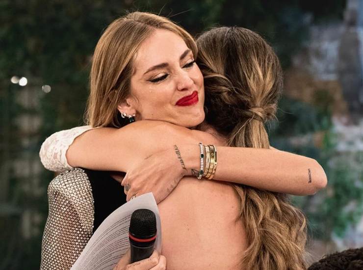 Chiara abbraccia la sorella Francesca al suo matrimonio. (Instagram) - Metropolinotizie.it