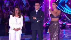 Cesara Buonamici, Alfonso Signorini e Rebecca Staffelli alla conduzione del Grande Fratello. (Instagram) - Metropolinotizie.it