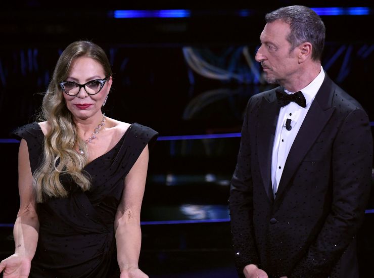 L'attrice Ornella Muti e Amadeus sul palco dell'Ariston. (ANSA) - Metropolinotizie.it