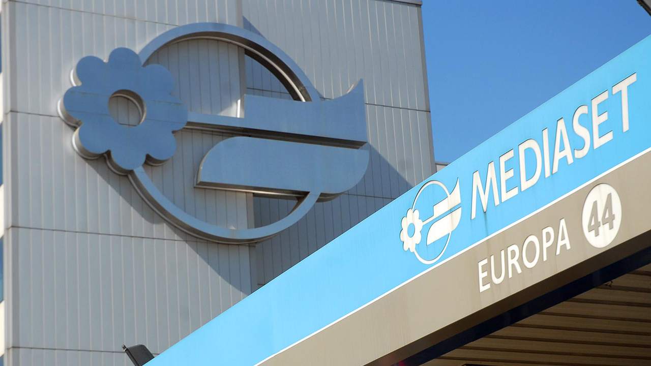 Il logo di Mediaset, affisso sugli studi. (Deposit Photos) - Metropolinotizie.it