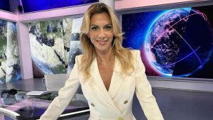 La giornalista e conduttrice Simona Branchetti negli studi del TG5. (Instagram) - Metropolinotizie.it