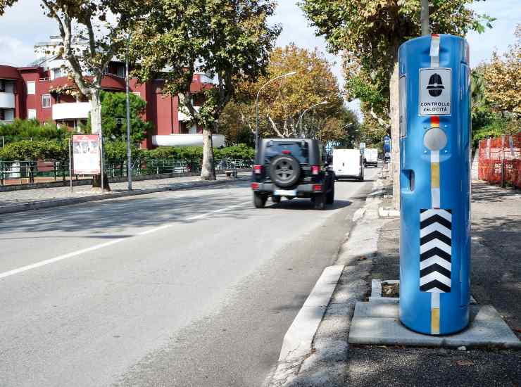 Una colonnina Autovelox in una strada cittadina. - Metropolinotizie.it