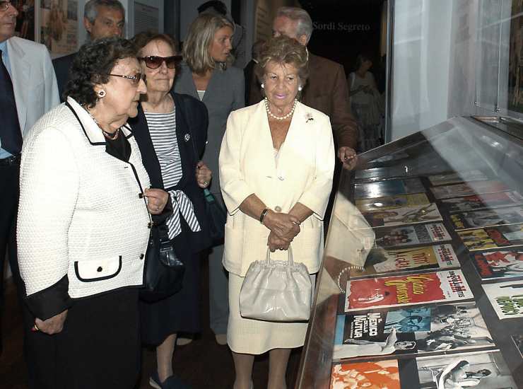 Franca Ciampi e Aurelia Sordi durante la visita alla mostra dedicata ad Alberto nel 2004. (ANSA) - Metropolinotizie.it