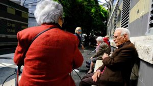 Un gruppo di pensionati in una strada di Roma. - Metropolinotizie.it