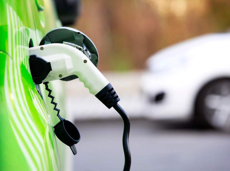Le auto ibride ed elettriche non sono solo un'alternativa green, ma permettono un grande risparmio. - Metropolinotizie.it