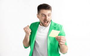 Un uomo che esulta per aver vinto al Gratta e Vinci