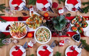 Tavola imbandita e decorata per Natale