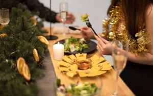 Amici a tavola per il cenone di Natale
